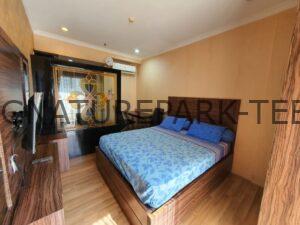 Read more about the article SOLD Dijual Apartemen Signature Park Spesial Studio View Timur dan Kolam Renang Full Furnished